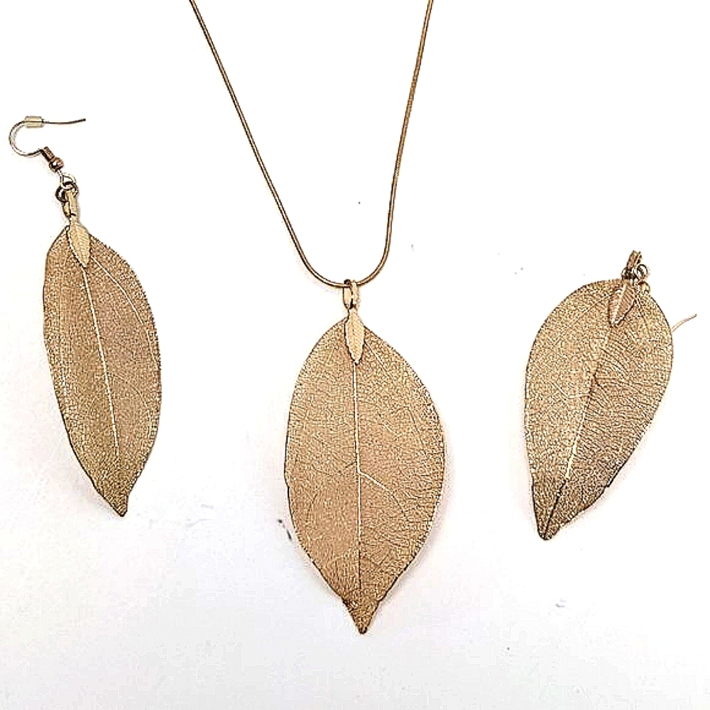 Filigree Leaf Pendant Necklace and matching Dangle Drop Earrings in gold